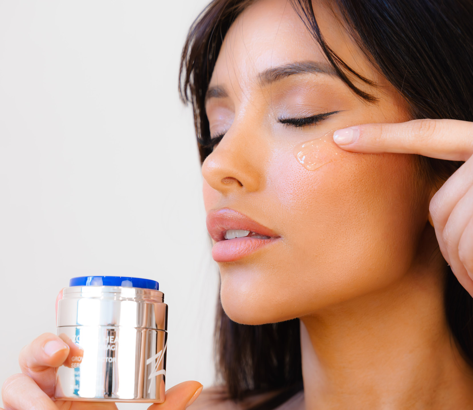 photo d'une modèle posant pour la marque ZO skin health