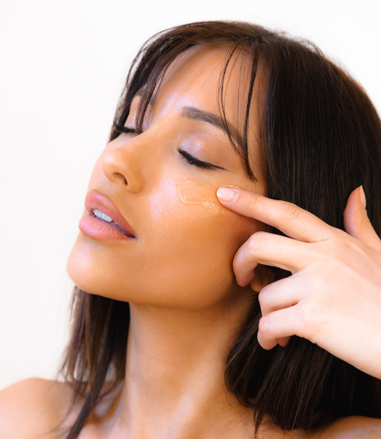 photo d'une modèle posant pour les soins du visage dermo skin clinic